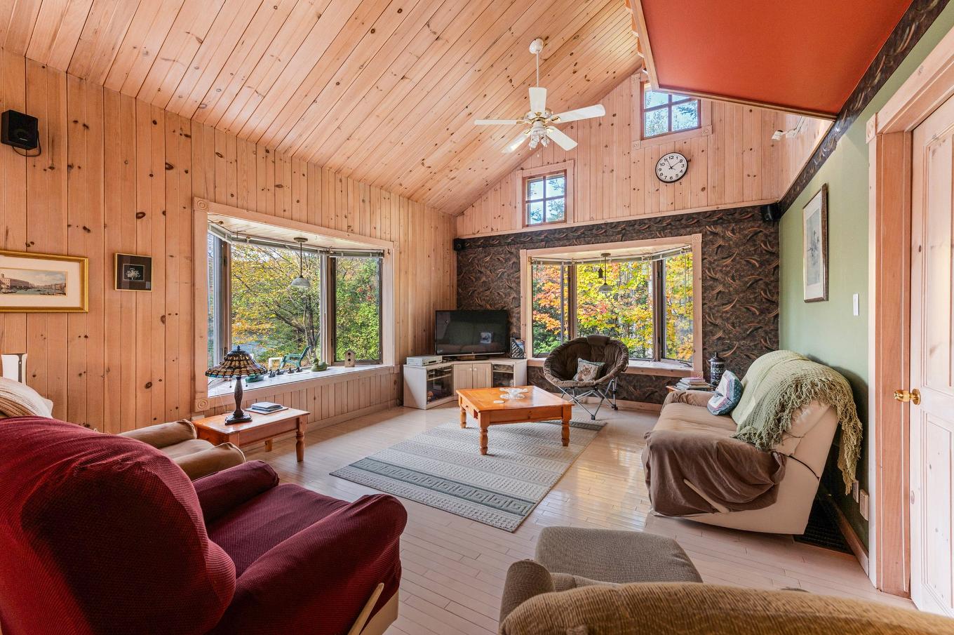 Salon - 44 Ch. Paquette, Val-Des-Lacs, QC - Indoor Photo Showing Living Room