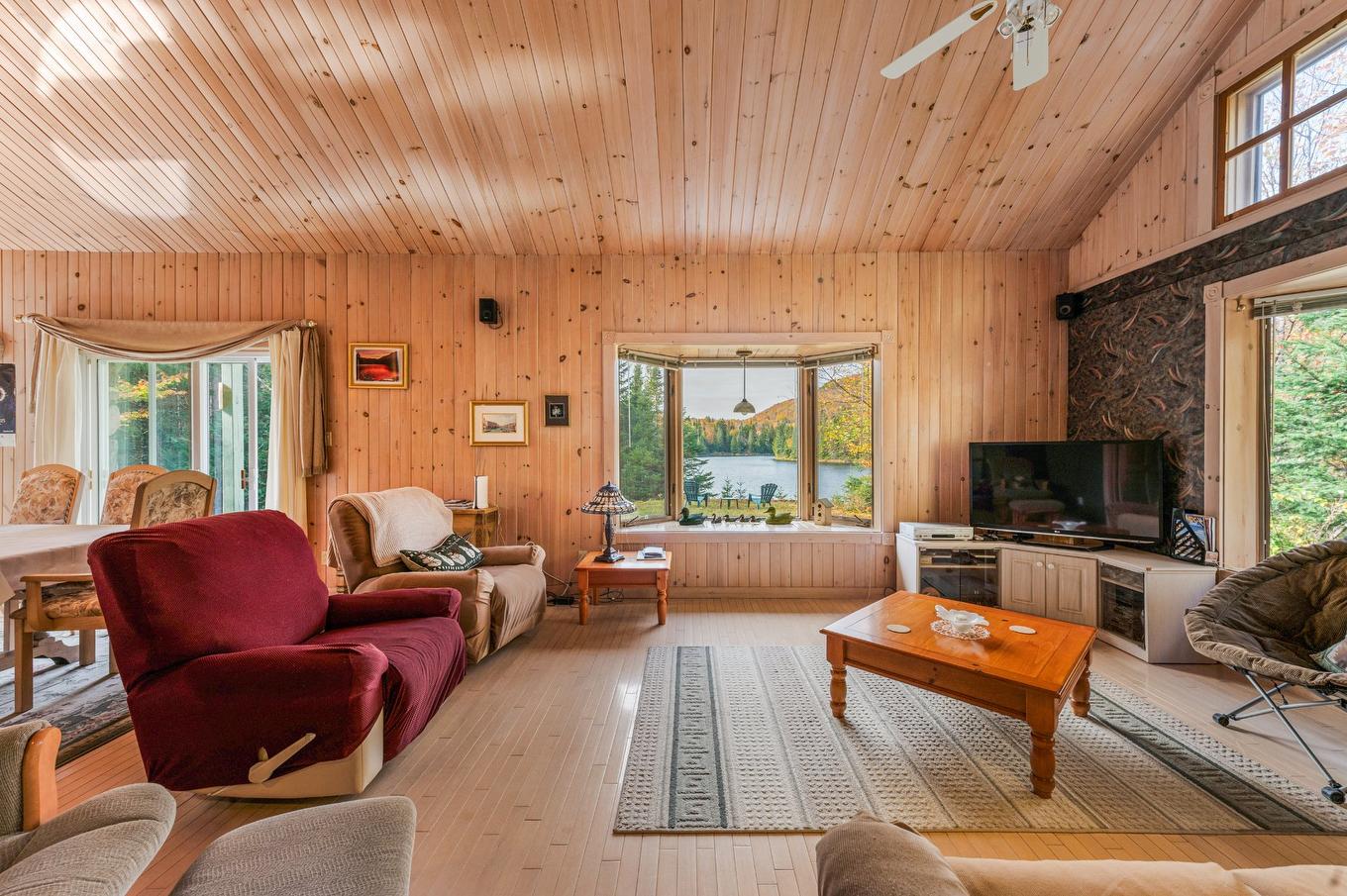 Salon - 44 Ch. Paquette, Val-Des-Lacs, QC - Indoor Photo Showing Living Room