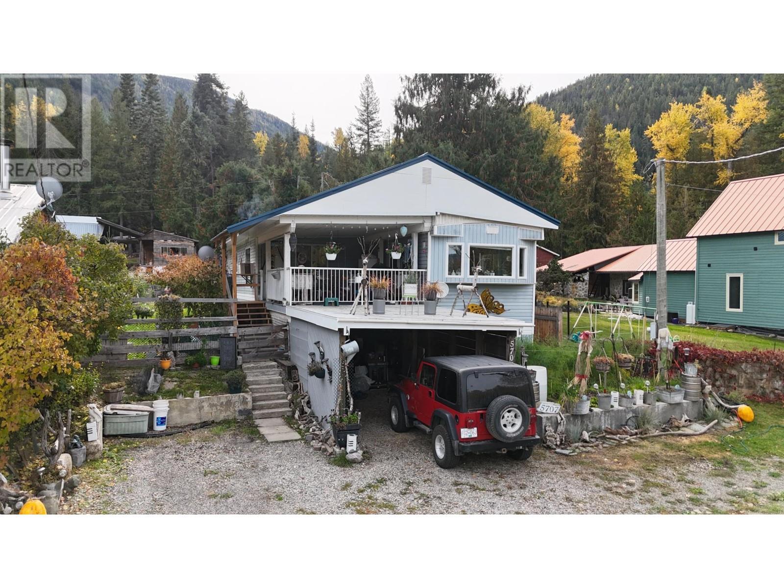 5707 Clement Road, Kitchener, BC - Outdoor With Deck Patio Veranda