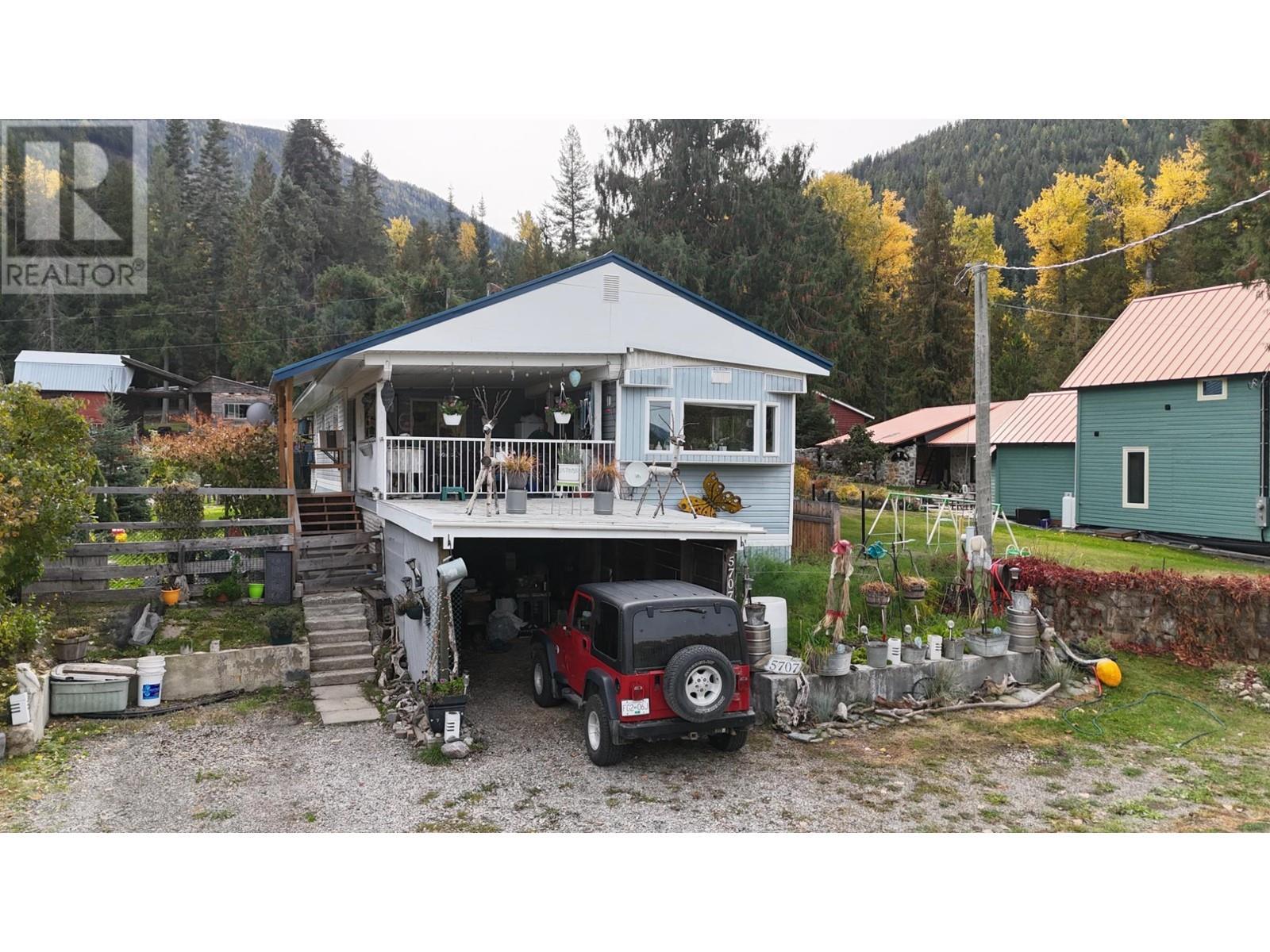 5707 Clement Road, Kitchener, BC - Outdoor