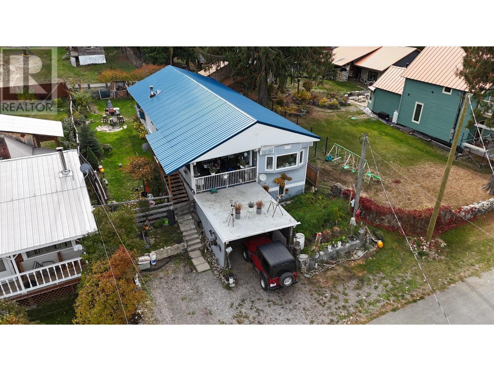 5707 Clement Road, Kitchener, BC - Outdoor With Deck Patio Veranda