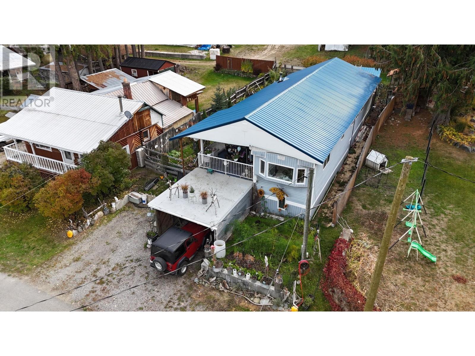 5707 Clement Road, Kitchener, BC - Outdoor With Deck Patio Veranda