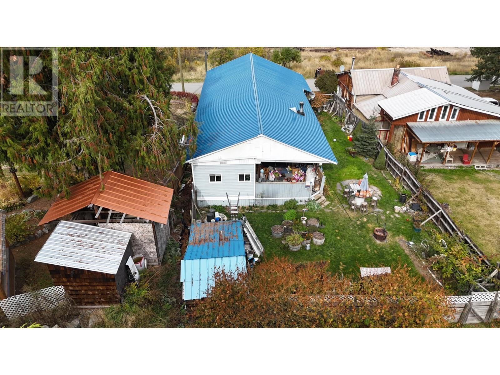 5707 Clement Road, Kitchener, BC - Outdoor