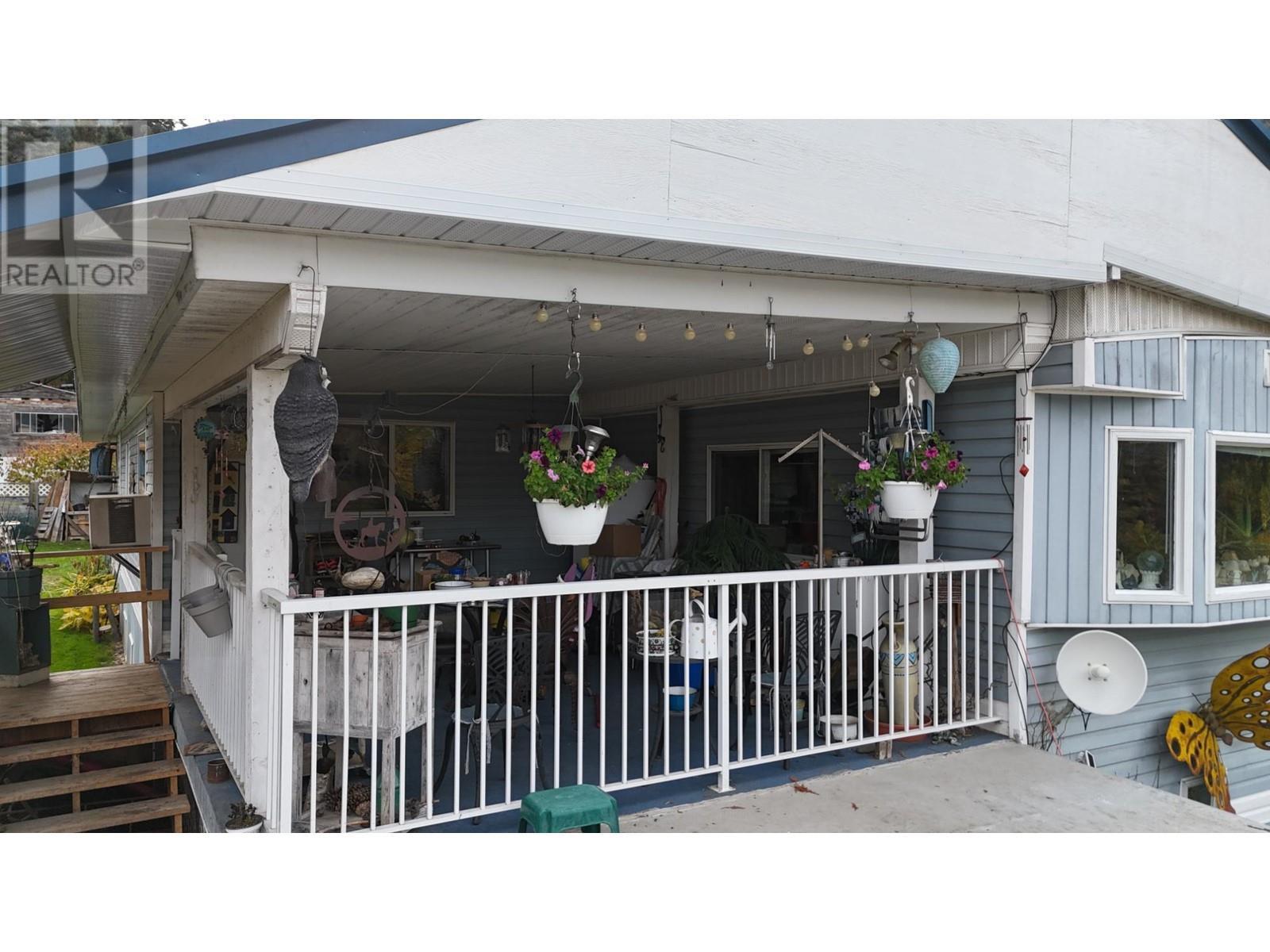 5707 Clement Road, Kitchener, BC - Outdoor