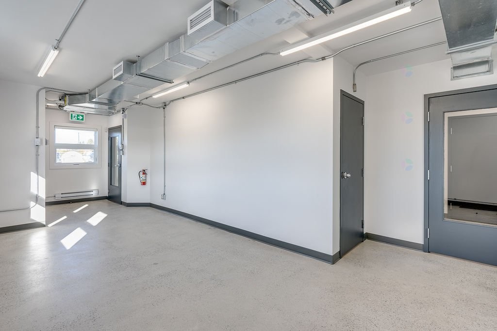 Bureau - 116A-98 Rue Blanchard, Sainte-Thérèse, QC - Indoor Photo Showing Garage