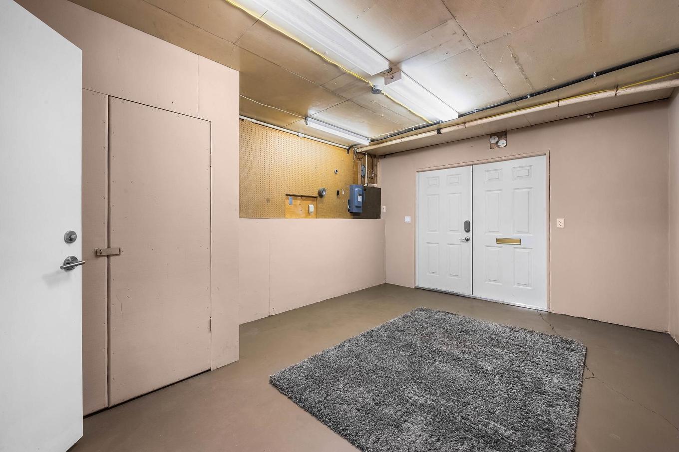 1050 North Glen Drive, Kamloops, BC - Indoor Photo Showing Garage