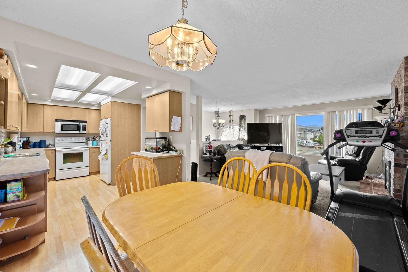 1050 North Glen Drive, Kamloops, BC - Indoor Photo Showing Dining Room