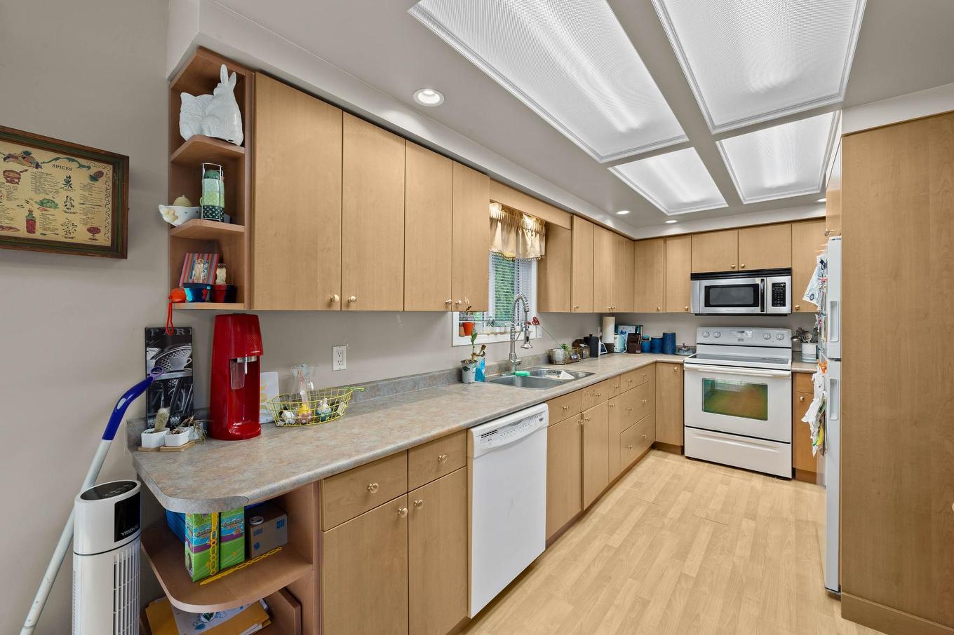 1050 North Glen Drive, Kamloops, BC - Indoor Photo Showing Kitchen With Double Sink