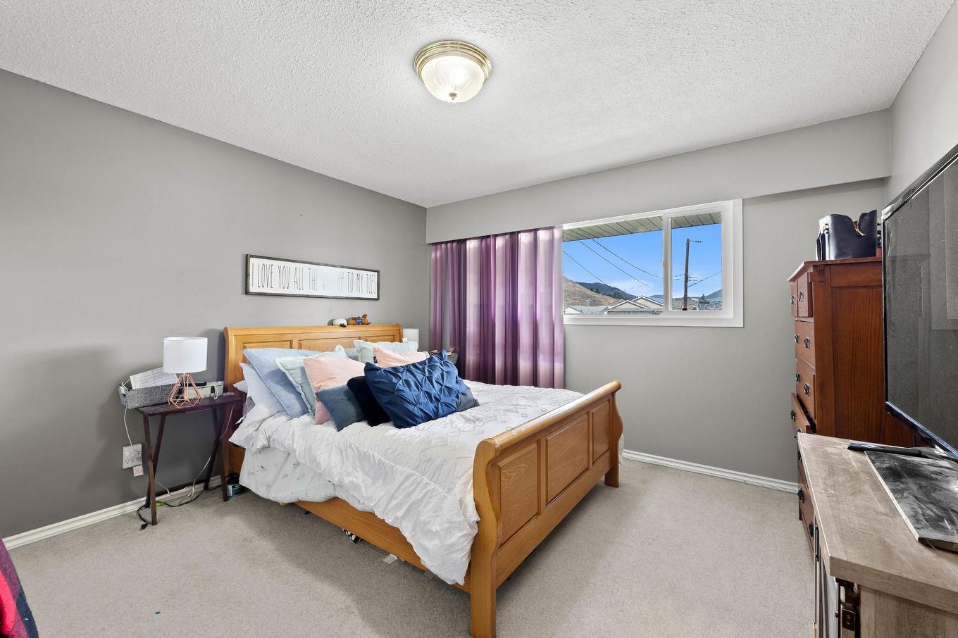 1050 North Glen Drive, Kamloops, BC - Indoor Photo Showing Bedroom