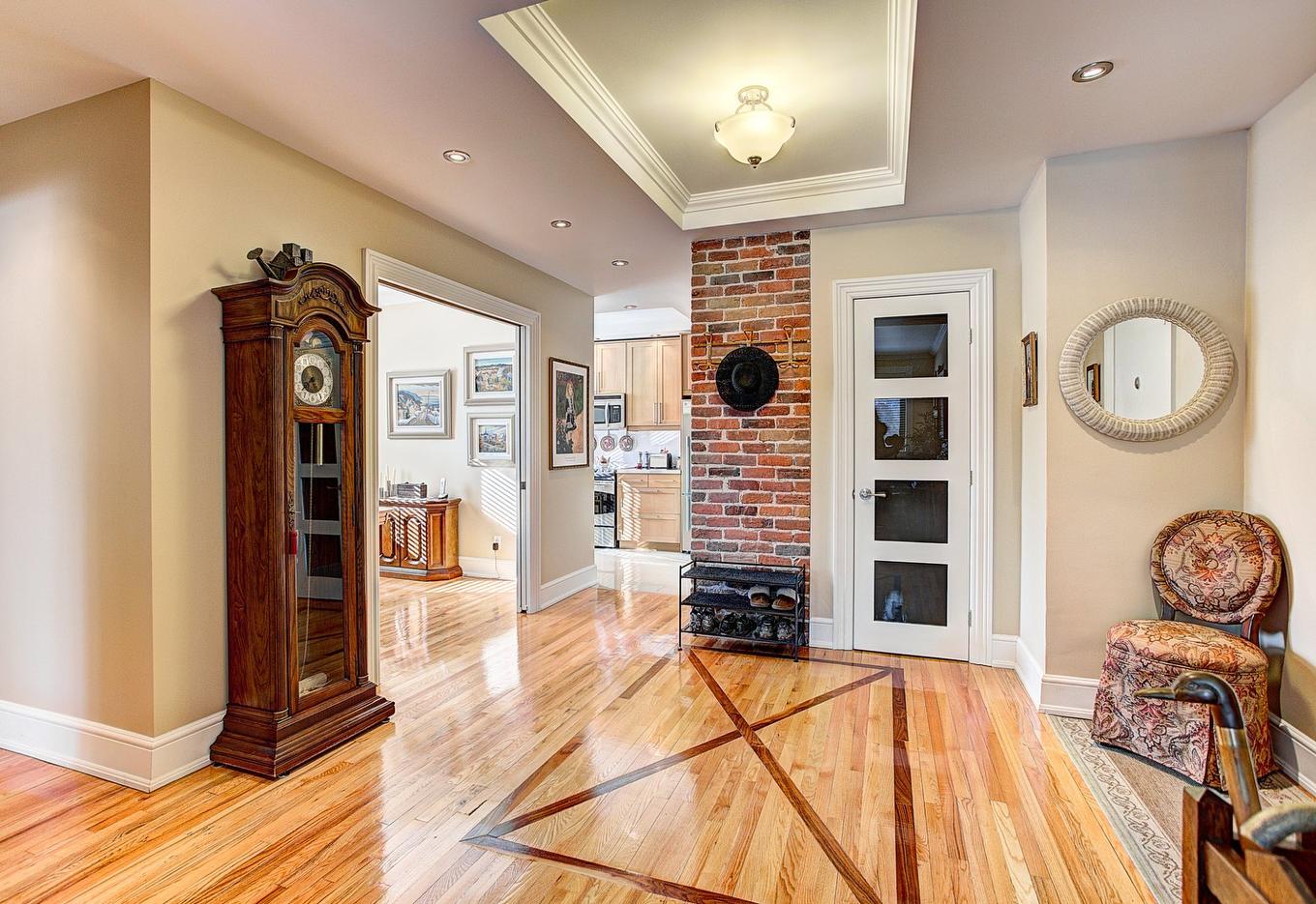 Frontage - 3-51 Av. Roosevelt, Mont-Royal, QC - Indoor