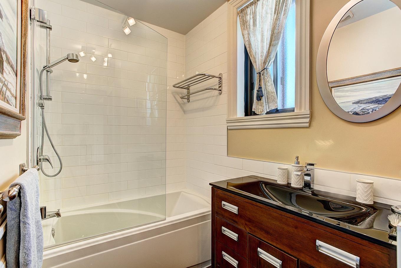 Bathroom - 3-51 Av. Roosevelt, Mont-Royal, QC - Indoor Photo Showing Bathroom