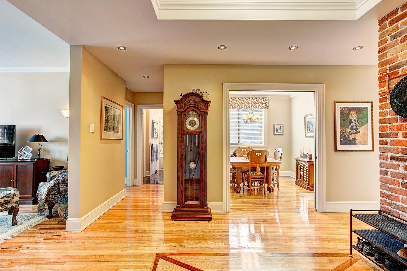 Hall - 3-51 Av. Roosevelt, Mont-Royal, QC - Indoor