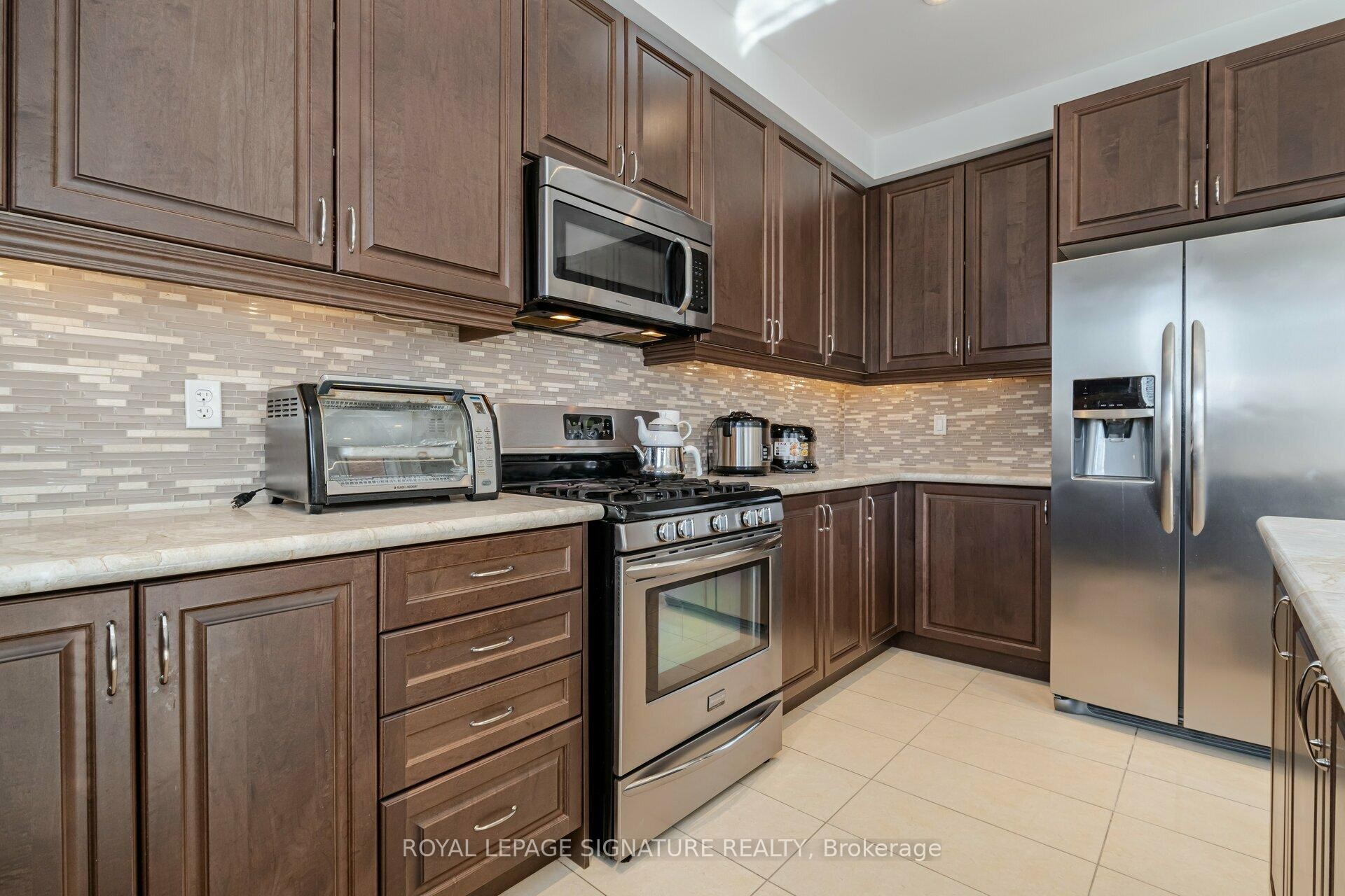 5520 Meadowcrest Avenue, Mississauga, ON - Indoor Photo Showing Kitchen With Stainless Steel Kitchen With Upgraded Kitchen