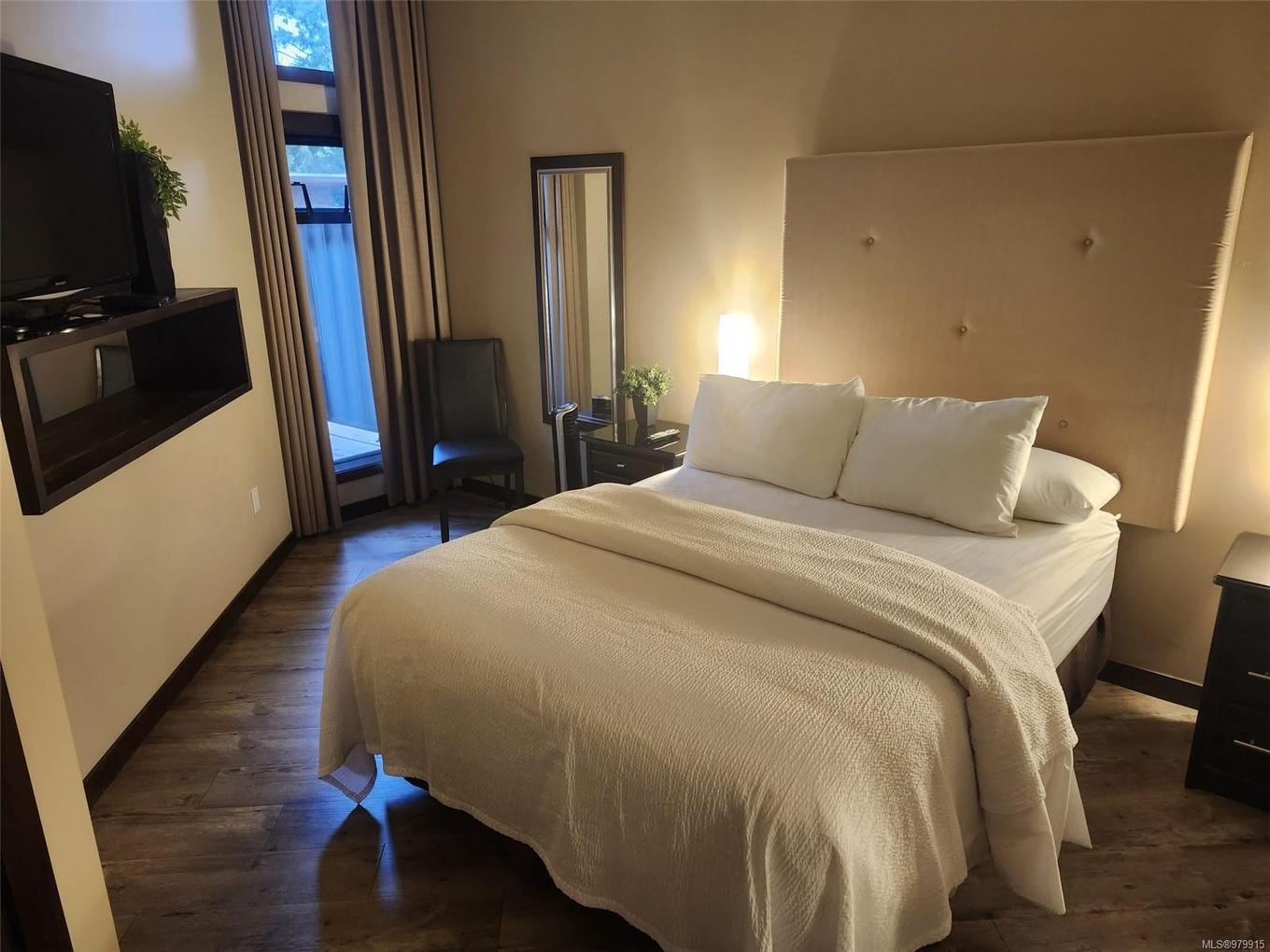 106-1175 Resort Dr, Parksville, BC - Indoor Photo Showing Bedroom