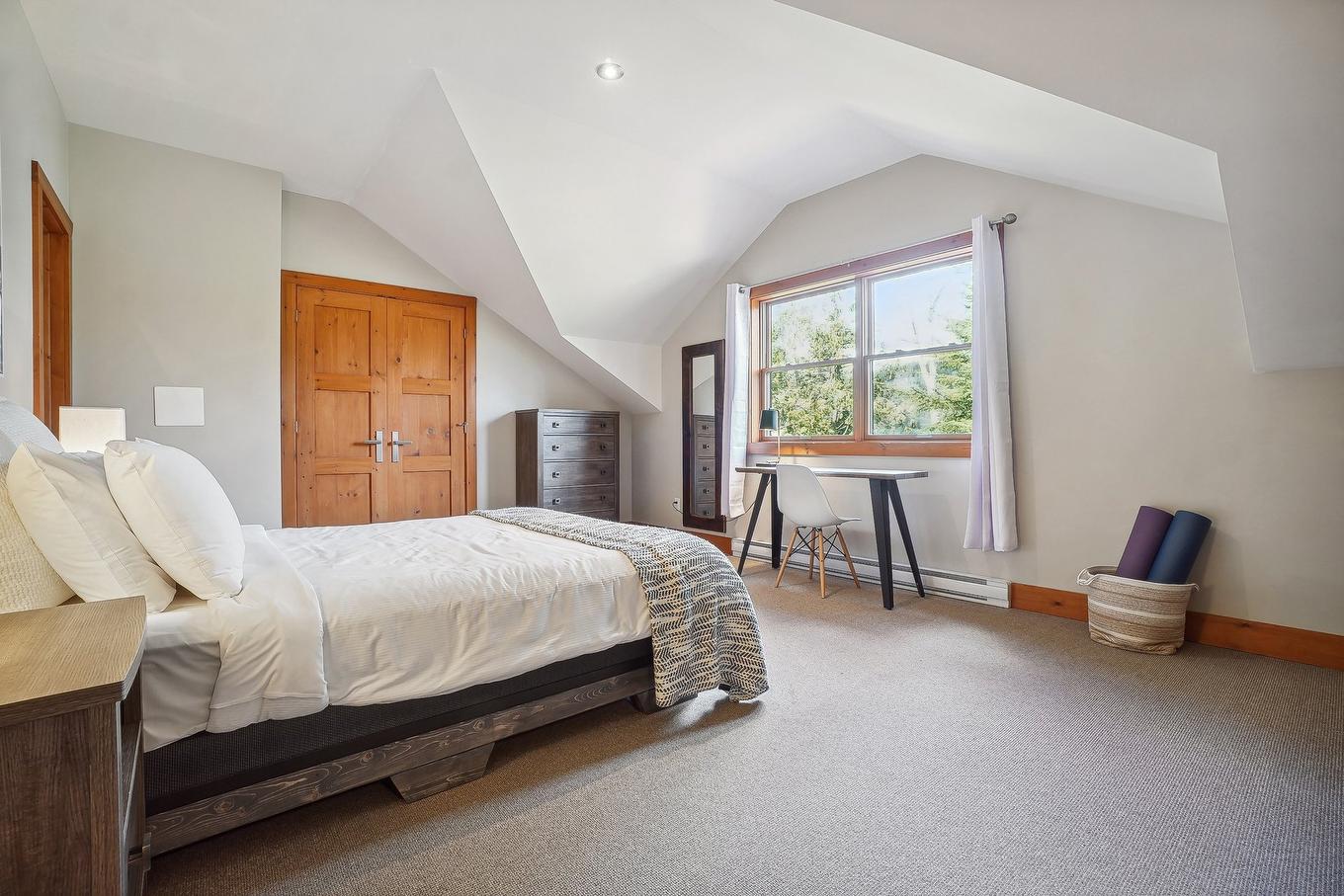 Master bedroom - 110-1 Ch. De La Fraternité, Lac-Supérieur, QC - Indoor Photo Showing Bedroom