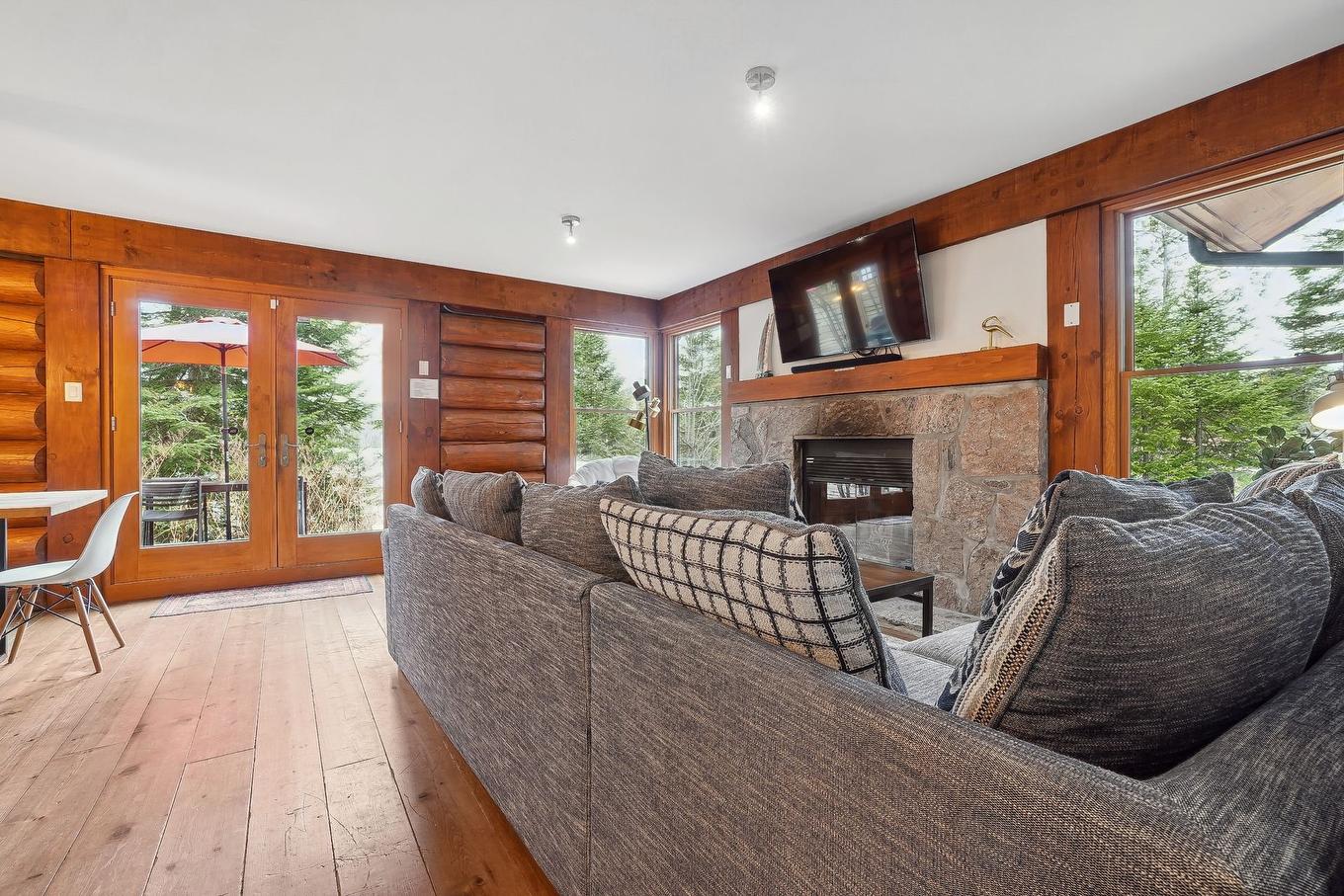 Living room - 110-1 Ch. De La Fraternité, Lac-Supérieur, QC - Indoor Photo Showing Living Room With Fireplace