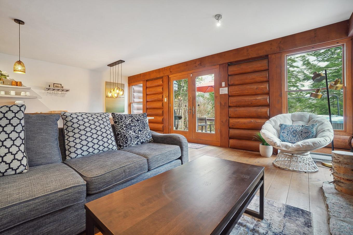 Living room - 110-1 Ch. De La Fraternité, Lac-Supérieur, QC - Indoor Photo Showing Living Room