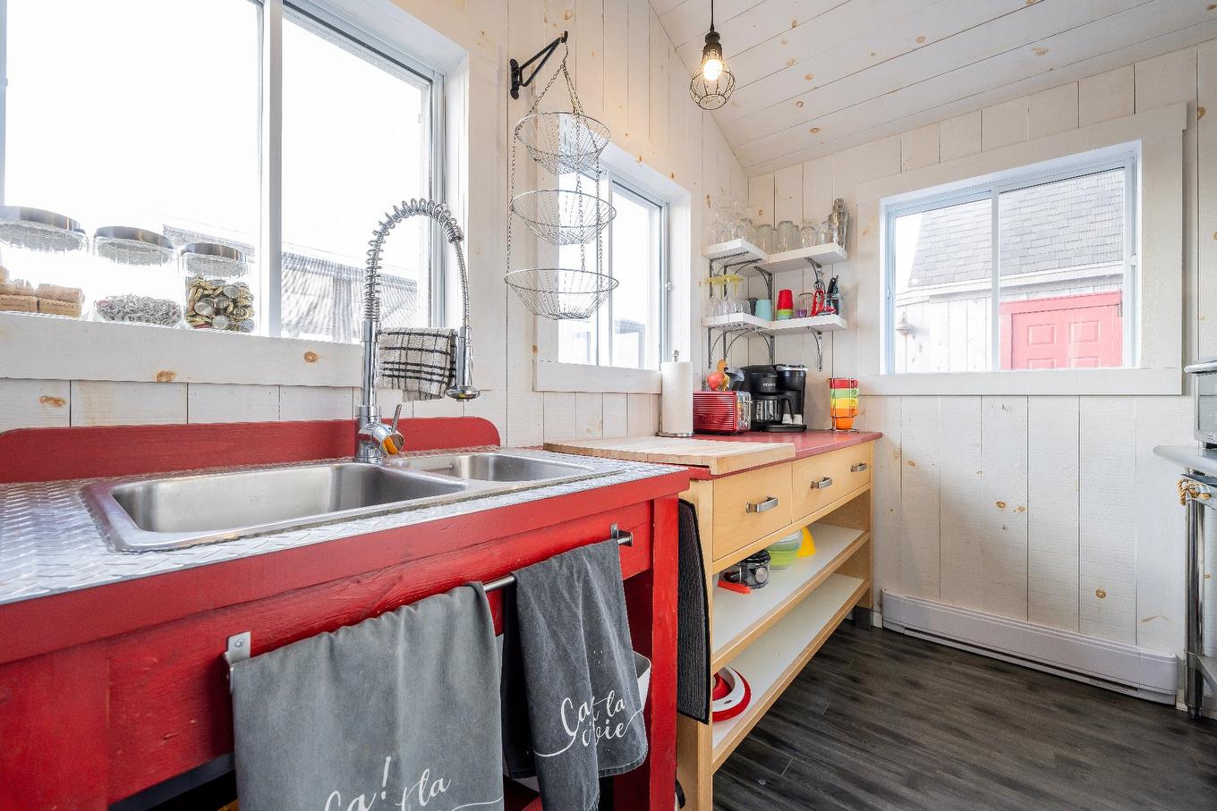 Kitchen - 2548 Route 199, Les Îles-De-La-Madeleine, QC - Indoor Photo Showing Kitchen With Double Sink