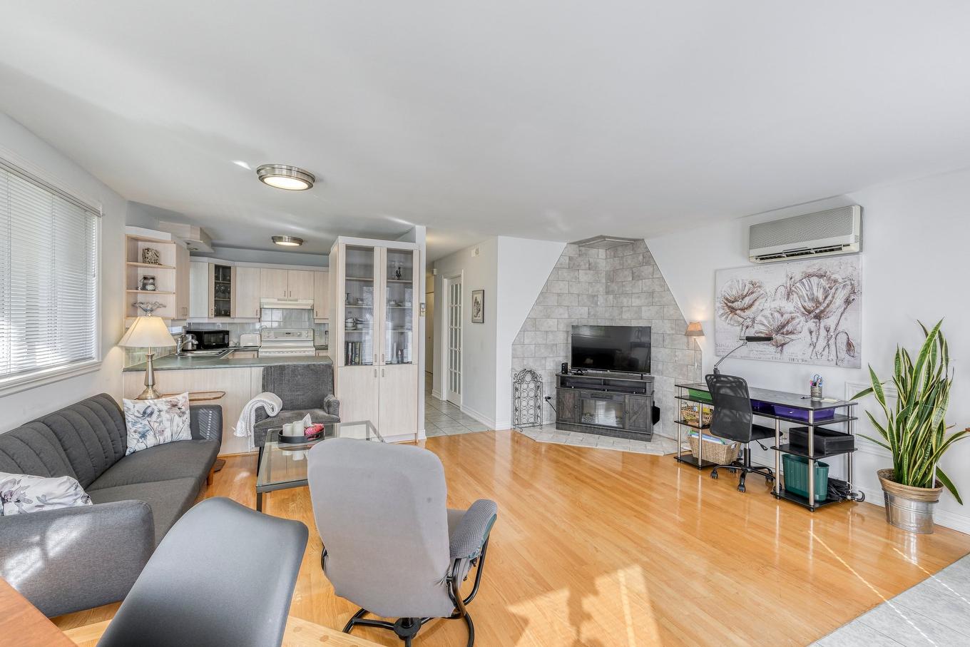 Salon - 8953 Rue Bellerive, Montréal (Mercier/Hochelaga-Maisonneuve), QC - Indoor Photo Showing Living Room