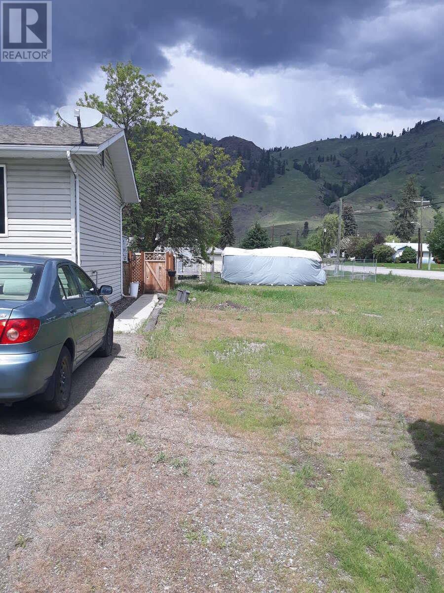 607 6 Avenue, Midway, BC