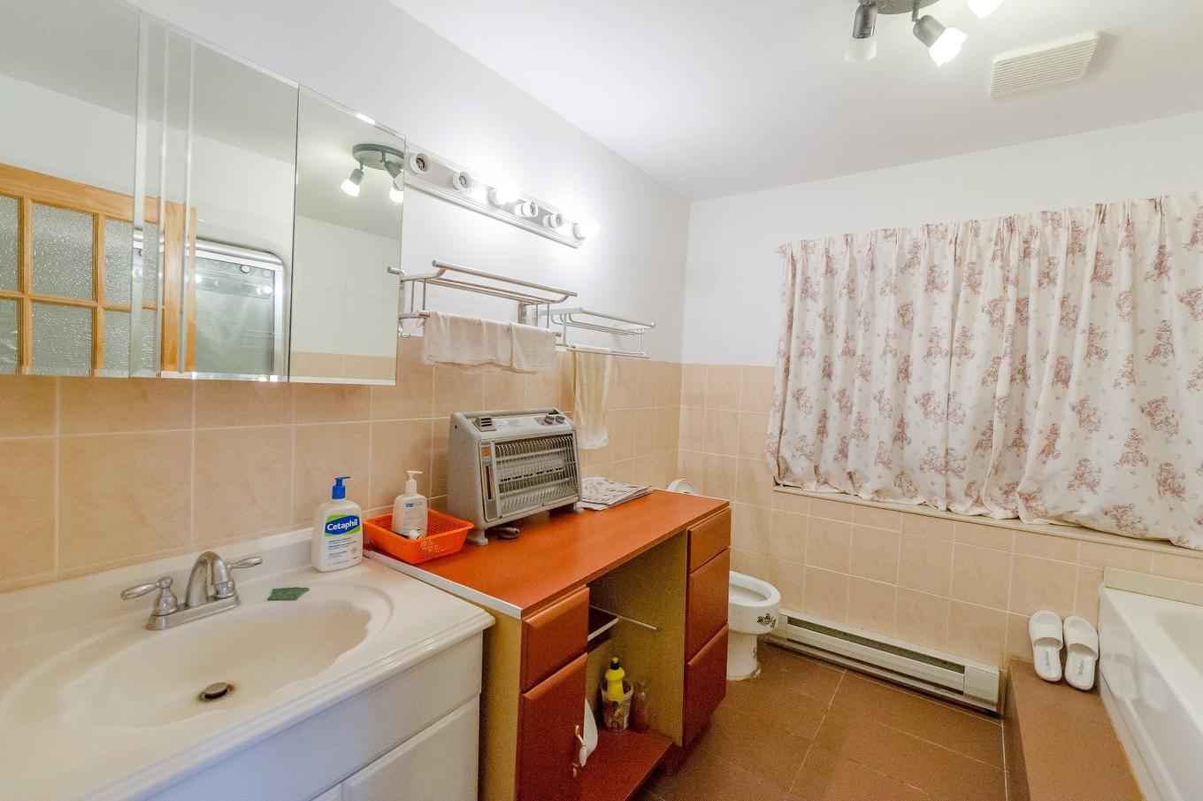 Bathroom - 5558 - 5564 Grande Allée, Longueuil (Saint-Hubert), QC - Indoor Photo Showing Bathroom