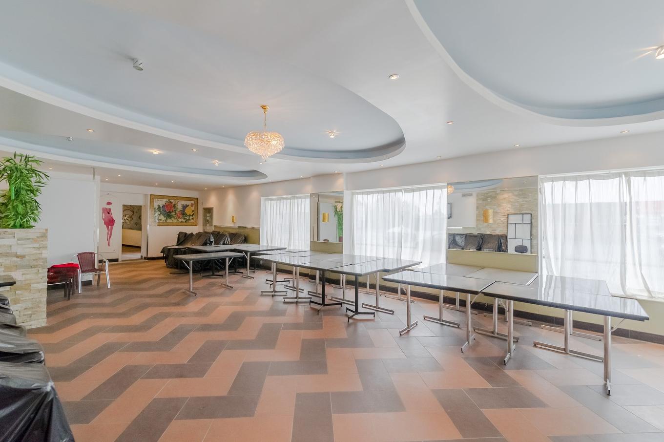 Restaurant - 5558 - 5564 Grande Allée, Longueuil (Saint-Hubert), QC - Indoor Photo Showing Other Room