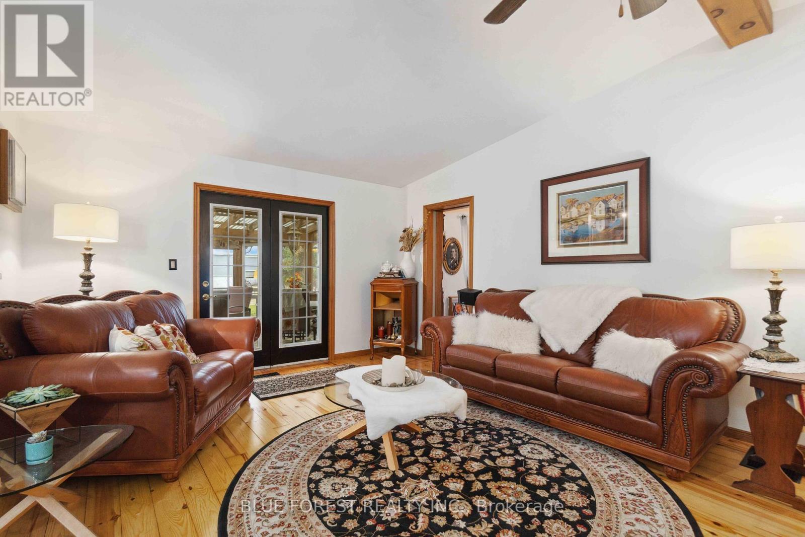 4396 Wellington Road 32, Cambridge, ON - Indoor Photo Showing Living Room