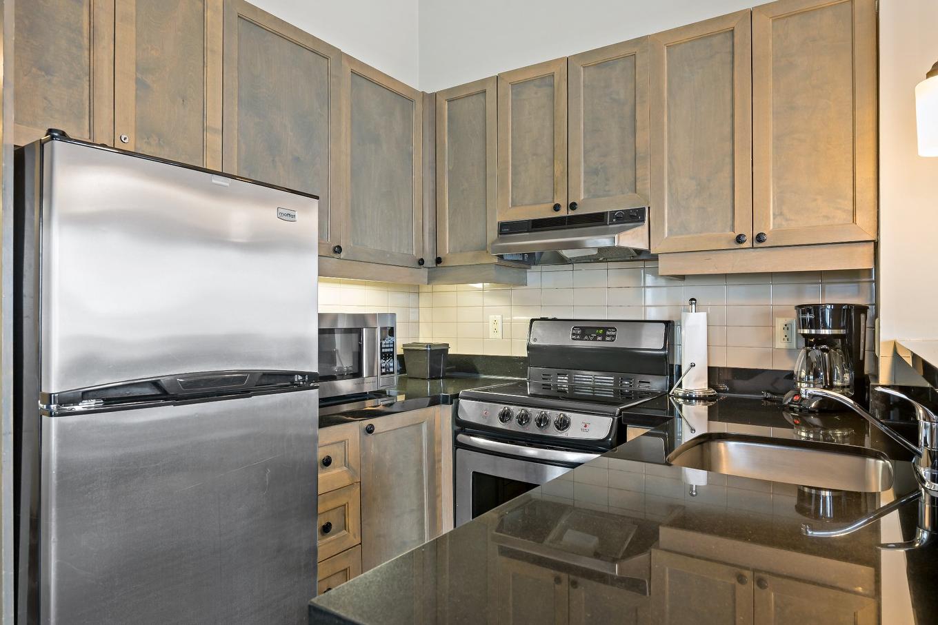 Kitchen - 341-170 Ch. Du Curé-Deslauriers, Mont-Tremblant, QC - Indoor Photo Showing Kitchen With Double Sink