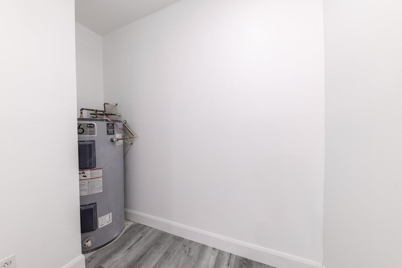 Salle de lavage - 4-1319 Rue Joseph-Janot, Montréal (Rivière-Des-Prairies/Pointe-Aux-Trembles), QC - Indoor