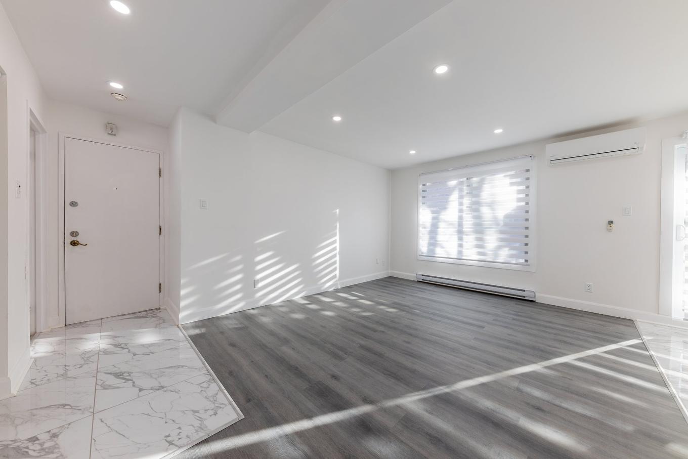 Coin-repas - 4-1319 Rue Joseph-Janot, Montréal (Rivière-Des-Prairies/Pointe-Aux-Trembles), QC - Indoor Photo Showing Other Room