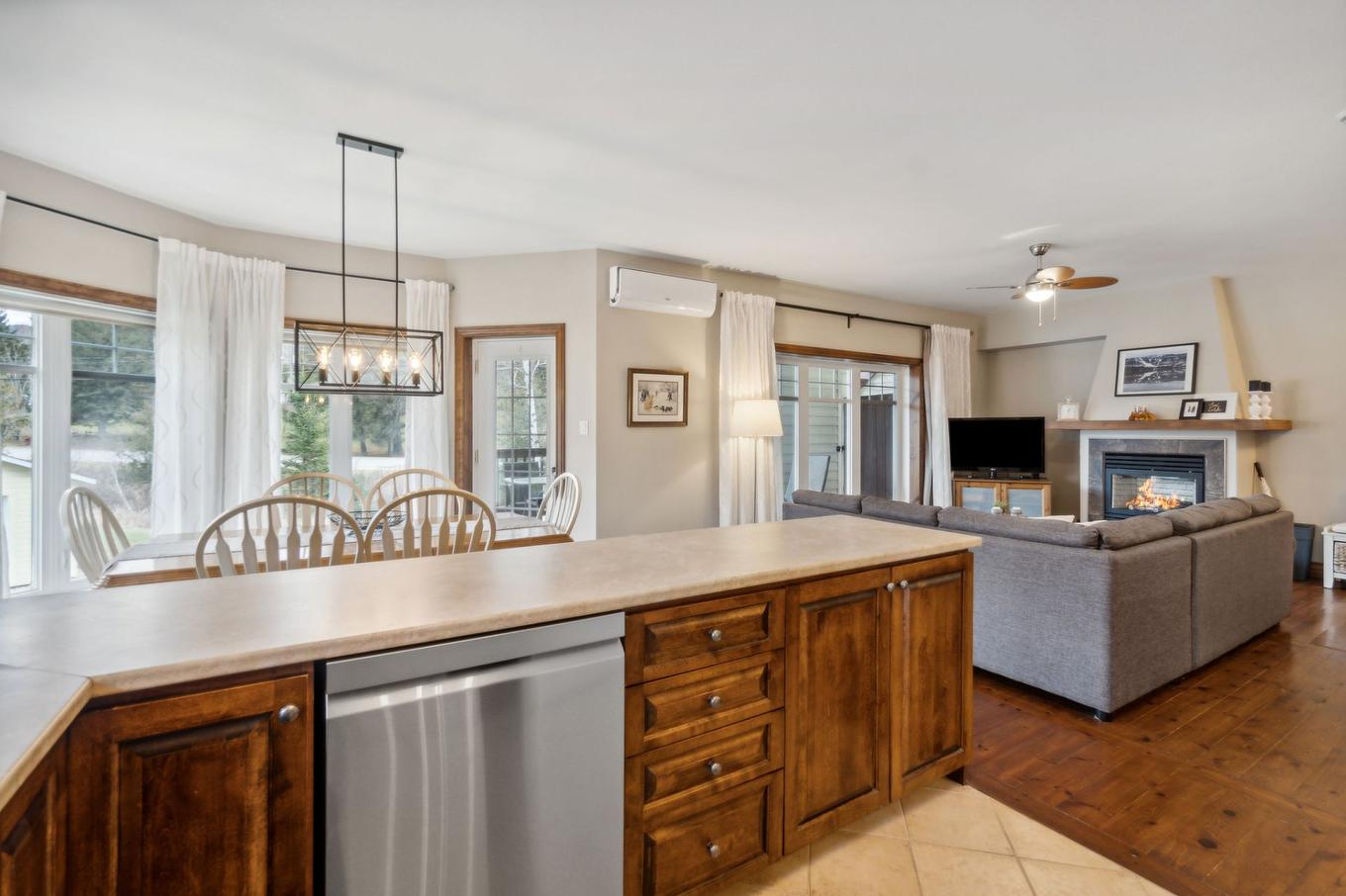 Cuisine - 3-103 Ch. De L'Érablière, Mont-Tremblant, QC - Indoor With Fireplace