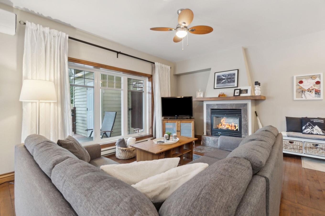 Salon - 3-103 Ch. De L'Érablière, Mont-Tremblant, QC - Indoor Photo Showing Living Room With Fireplace