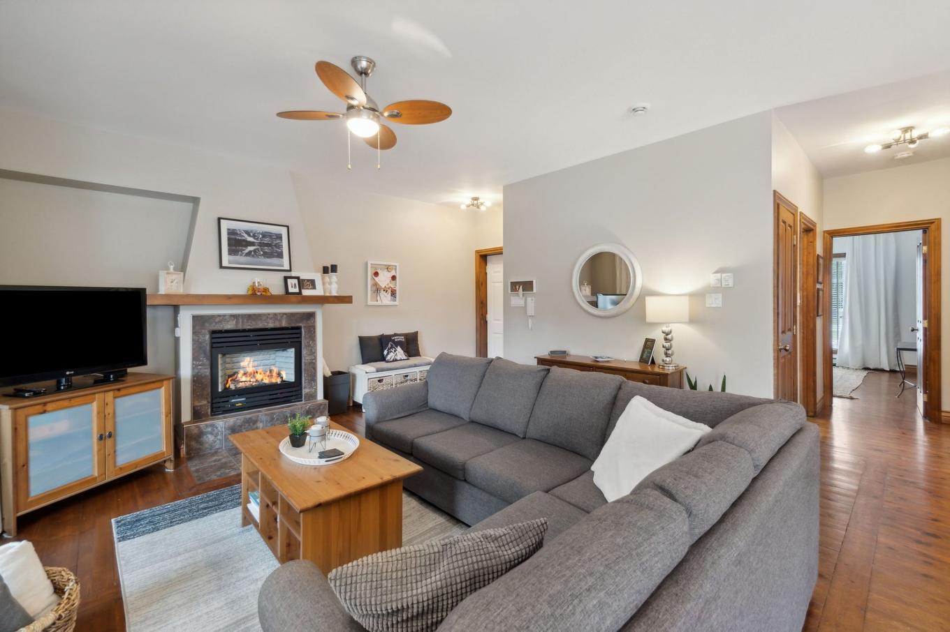 Salon - 3-103 Ch. De L'Érablière, Mont-Tremblant, QC - Indoor Photo Showing Living Room With Fireplace