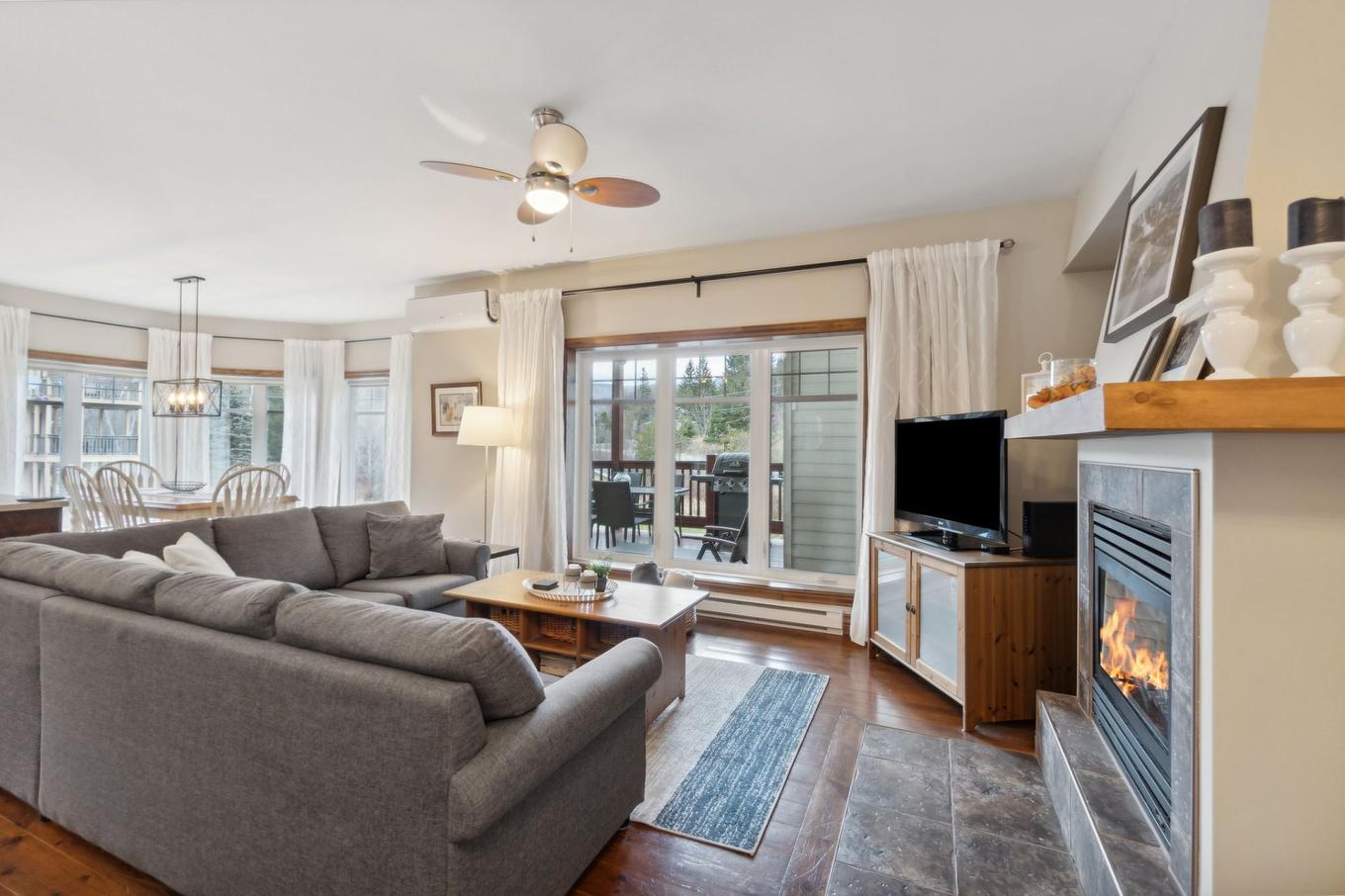 Salon - 3-103 Ch. De L'Érablière, Mont-Tremblant, QC - Indoor Photo Showing Living Room With Fireplace