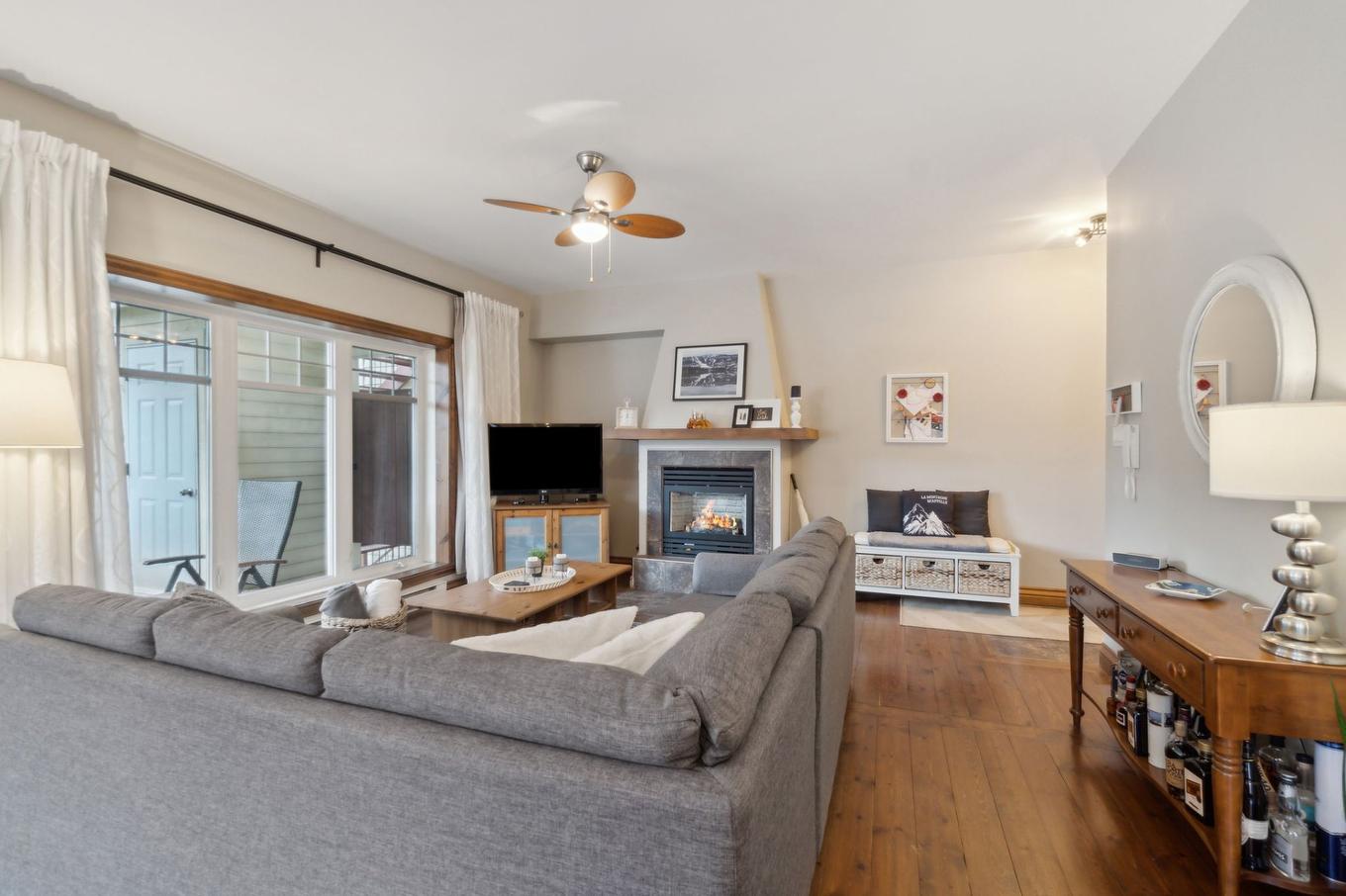 Salon - 3-103 Ch. De L'Érablière, Mont-Tremblant, QC - Indoor Photo Showing Living Room With Fireplace
