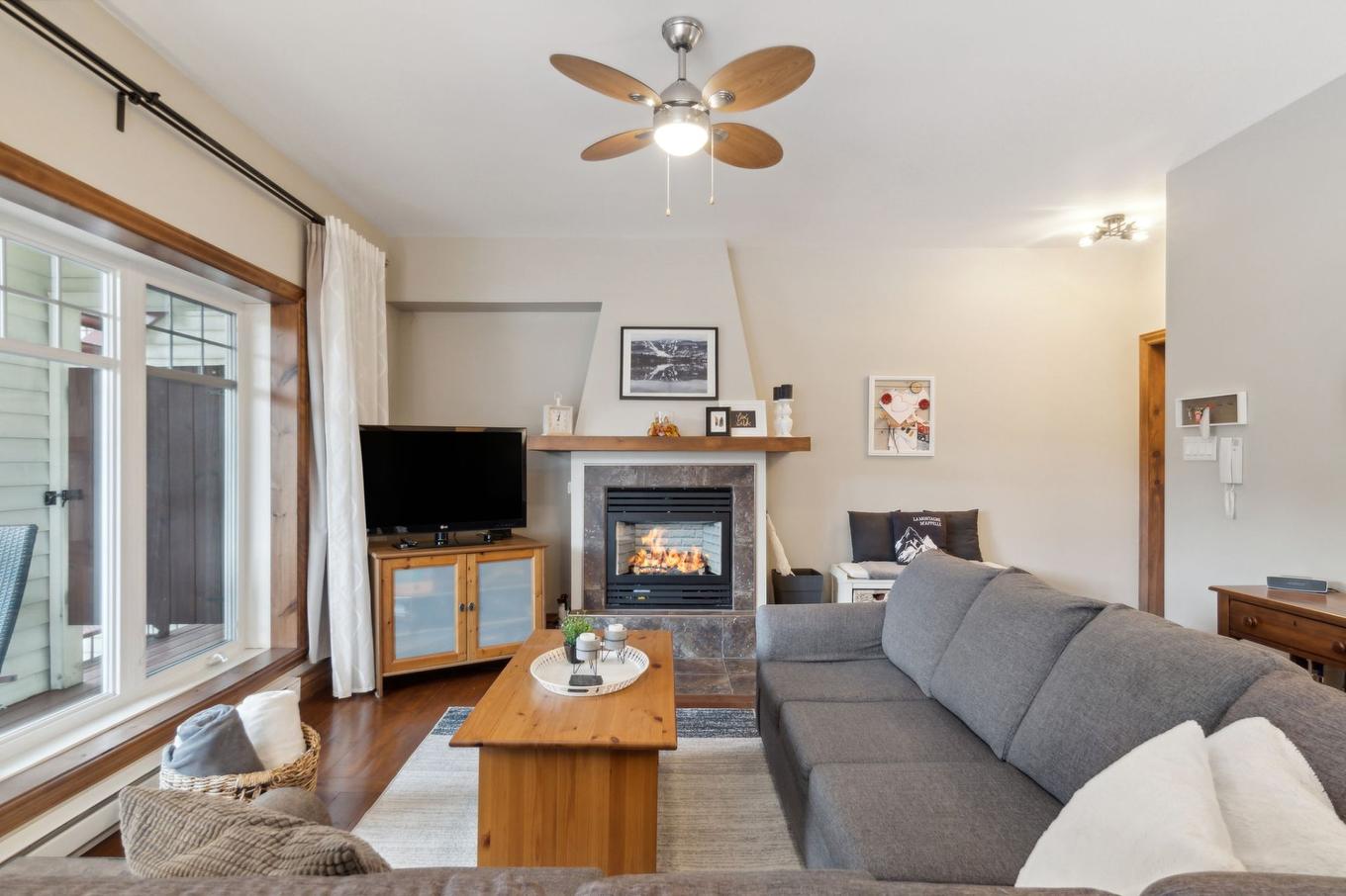 Salon - 3-103 Ch. De L'Érablière, Mont-Tremblant, QC - Indoor Photo Showing Living Room With Fireplace