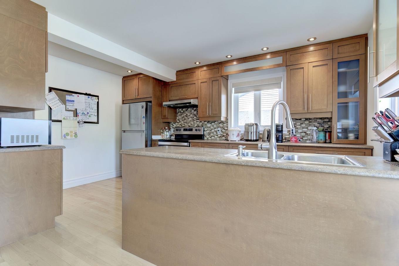 Kitchen - 1479 Rue Albert, Longueuil (Saint-Hubert), QC - Indoor Photo Showing Kitchen With Double Sink