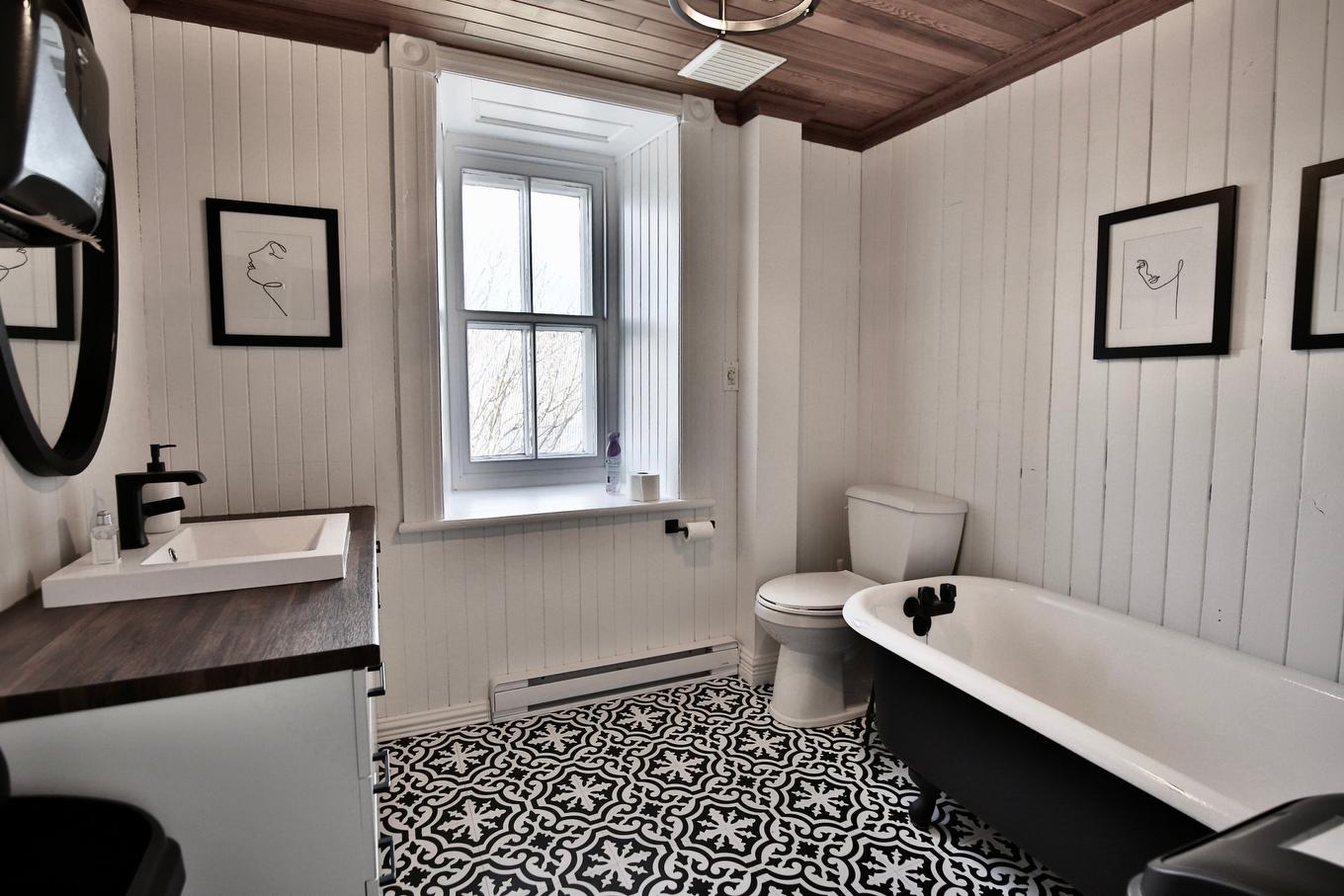 Bathroom - 426 Ch. Des Patriotes, Saint-Charles-Sur-Richelieu, QC - Indoor Photo Showing Bathroom