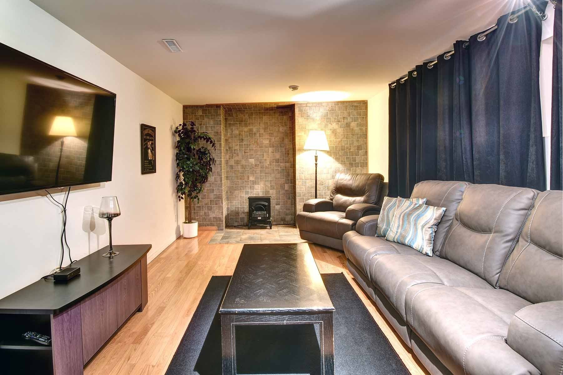 Salle familiale - 133 Rue St-Jean, Mont-Tremblant, QC - Indoor Photo Showing Living Room With Fireplace