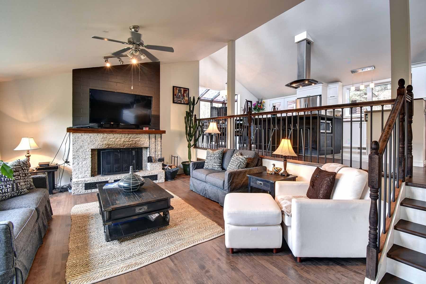 Salon - 133 Rue St-Jean, Mont-Tremblant, QC - Indoor Photo Showing Living Room With Fireplace