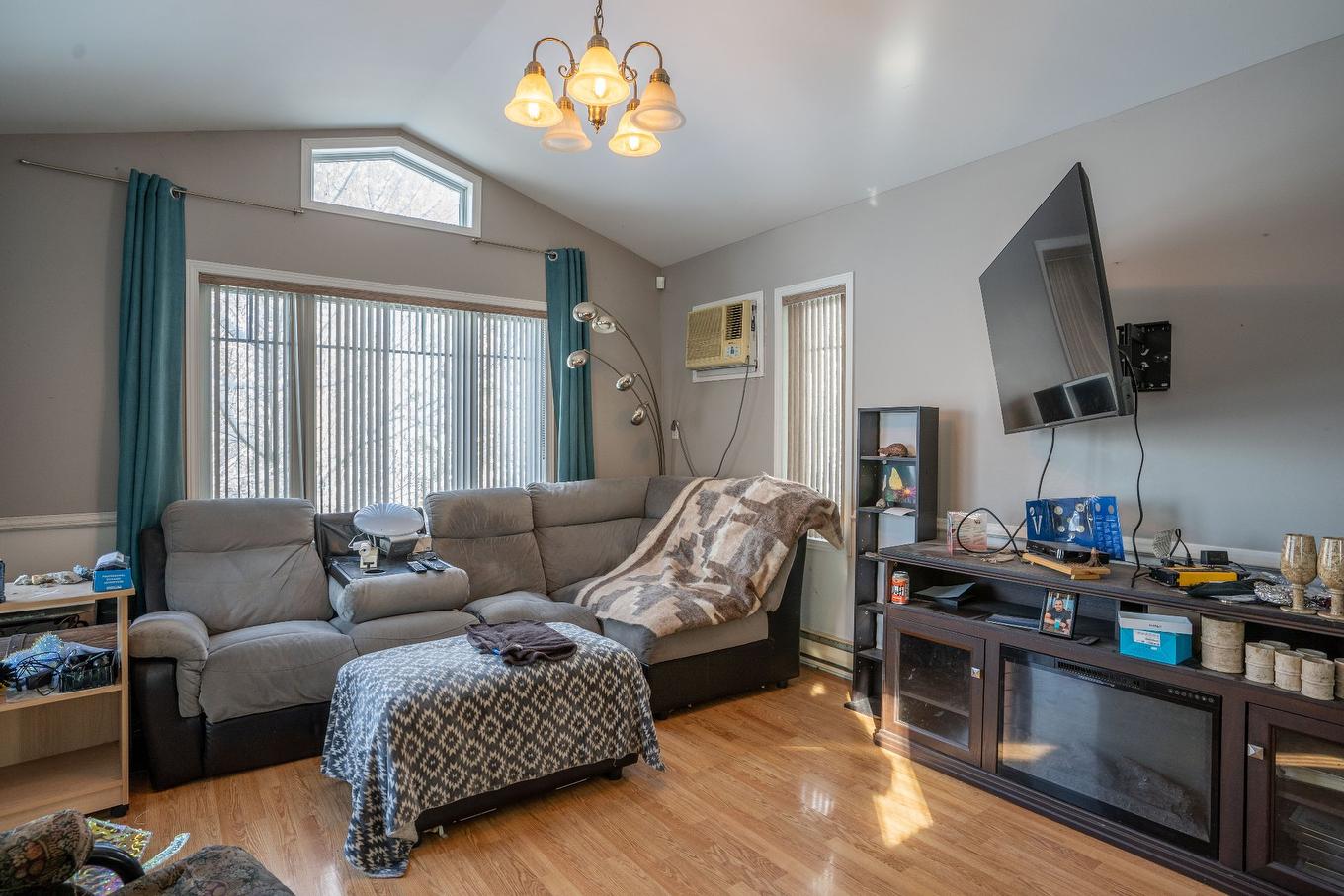 Salon - 205 36E Avenue N., Saint-Georges, QC - Indoor Photo Showing Living Room