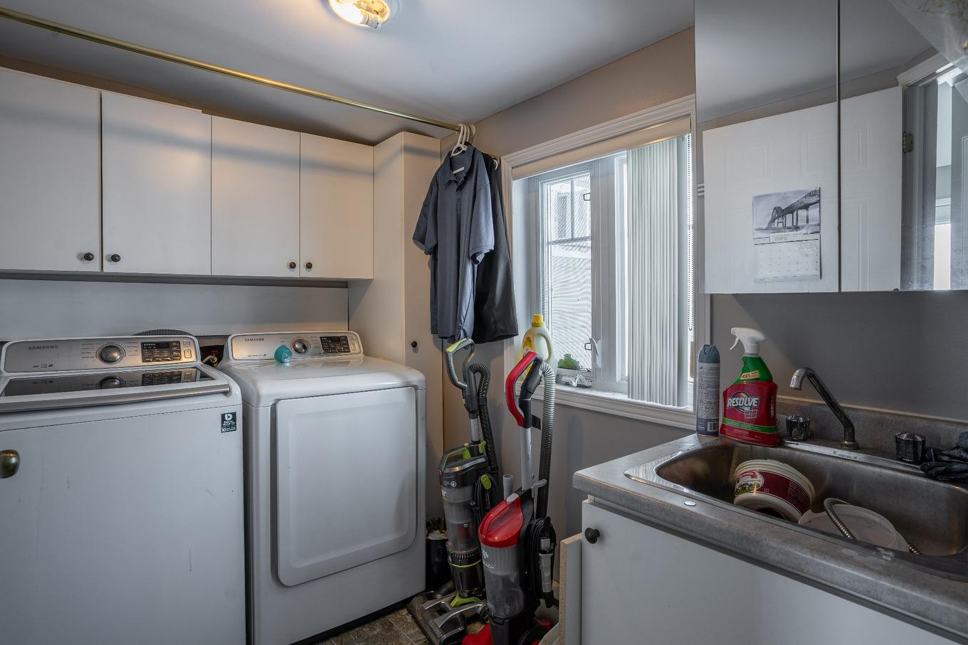 Salle de lavage - 205 36E Avenue N., Saint-Georges, QC - Indoor Photo Showing Laundry Room