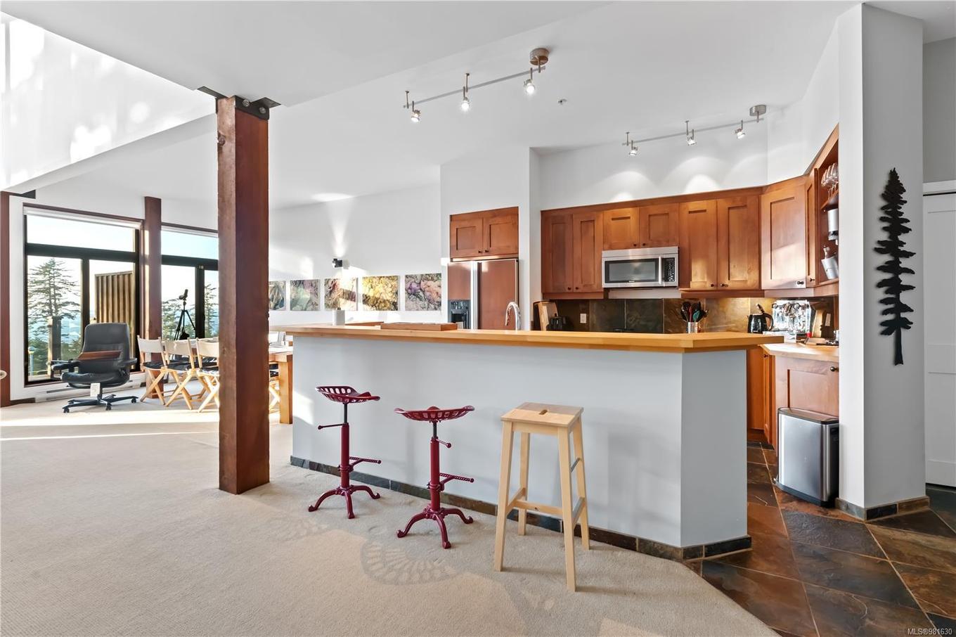 212-515 Marine Dr, Ucluelet, BC - Indoor Photo Showing Kitchen