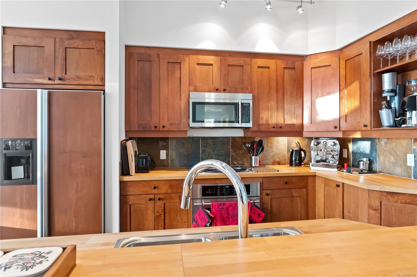 212-515 Marine Dr, Ucluelet, BC - Indoor Photo Showing Kitchen With Double Sink