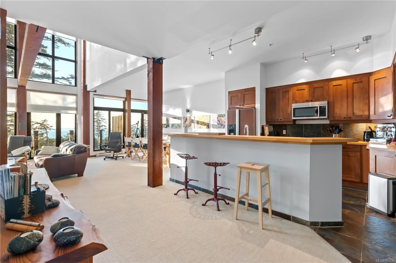 212-515 Marine Dr, Ucluelet, BC - Indoor Photo Showing Kitchen