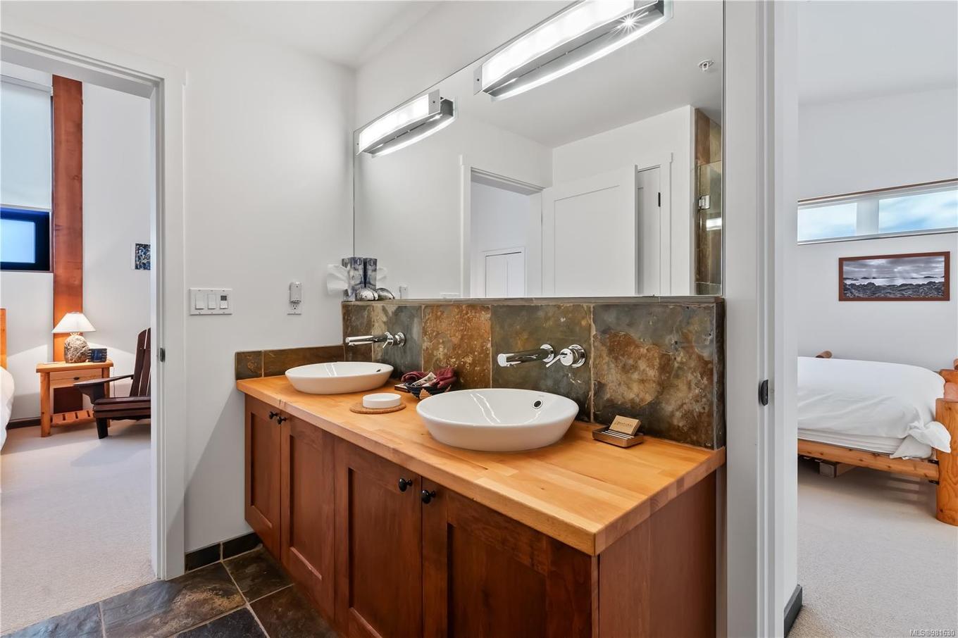 212-515 Marine Dr, Ucluelet, BC - Indoor Photo Showing Bathroom