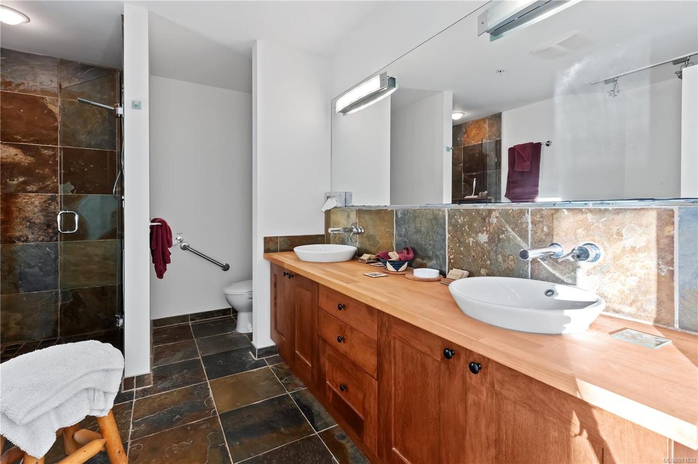 212-515 Marine Dr, Ucluelet, BC - Indoor Photo Showing Bathroom