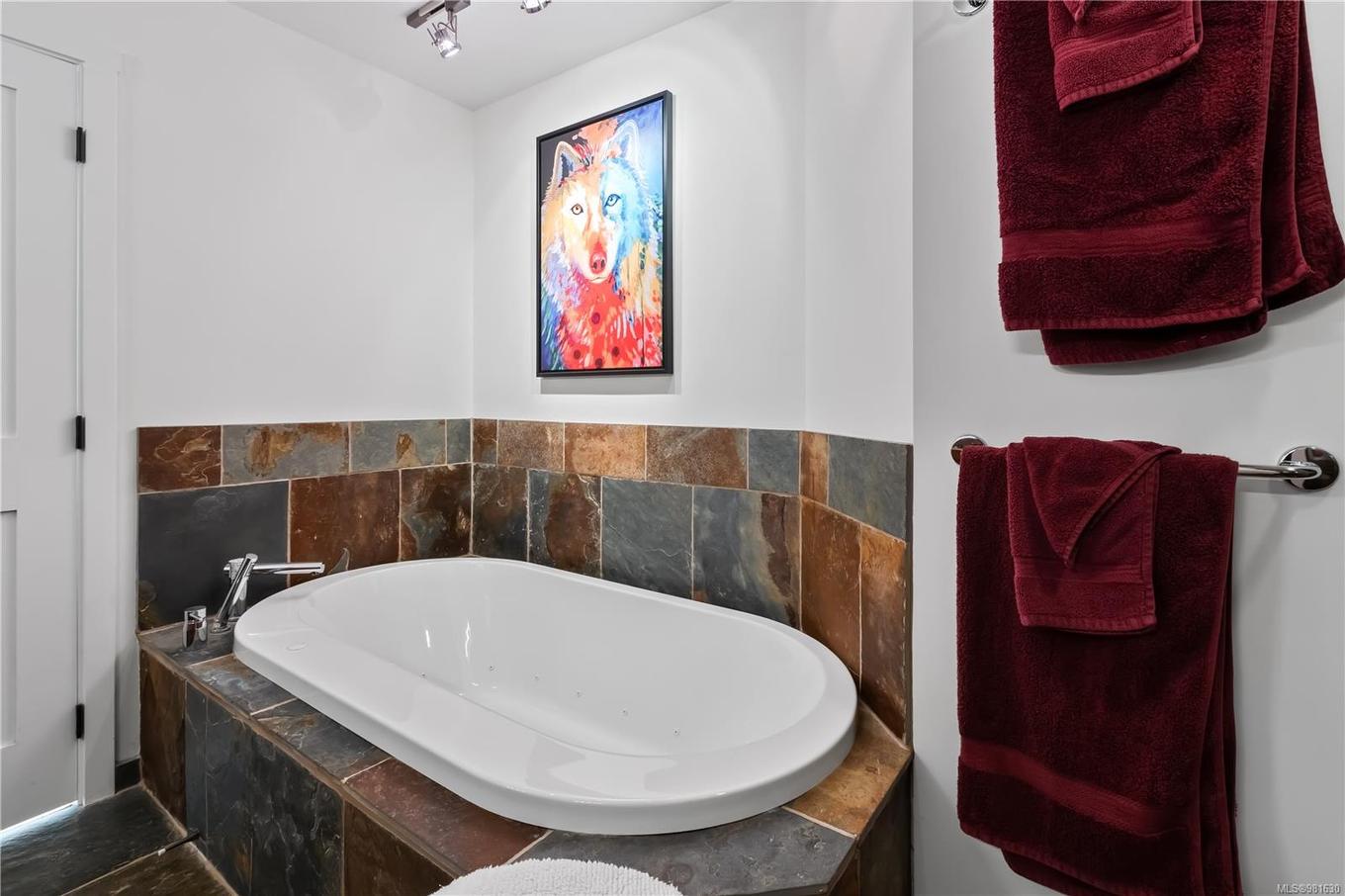 212-515 Marine Dr, Ucluelet, BC - Indoor Photo Showing Bathroom