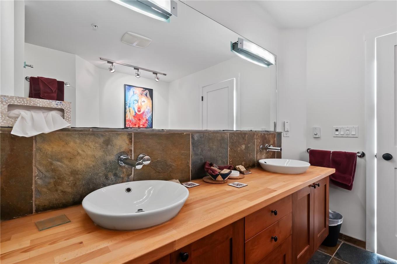 212-515 Marine Dr, Ucluelet, BC - Indoor Photo Showing Bathroom