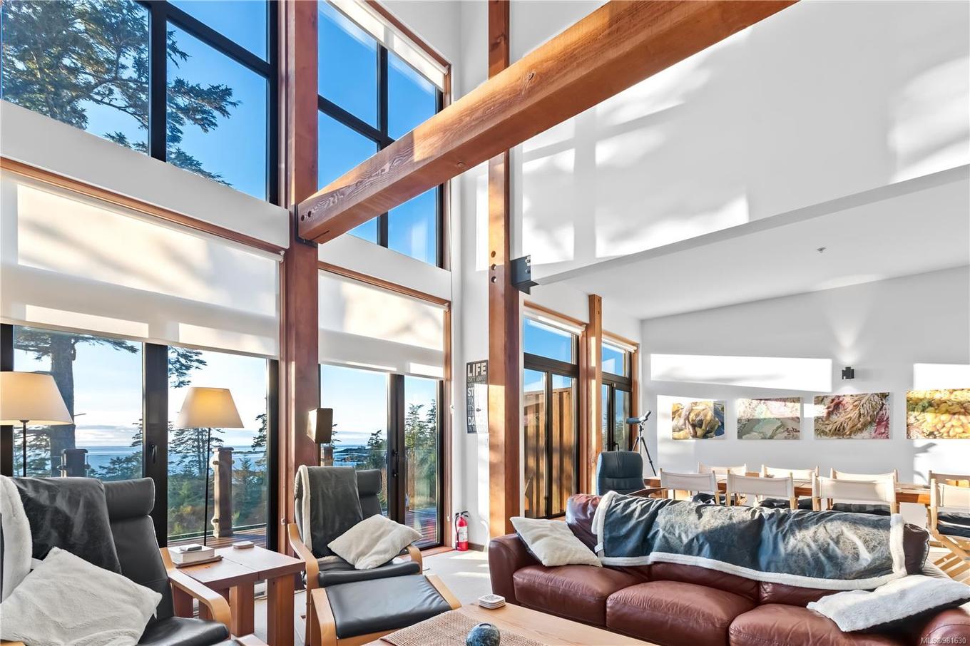 212-515 Marine Dr, Ucluelet, BC - Indoor Photo Showing Living Room